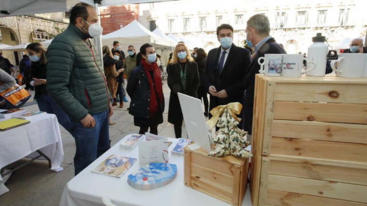 El alcalde de Alicante, Luis Barcala, ha acudido esta mañana a la Feria de Empleo