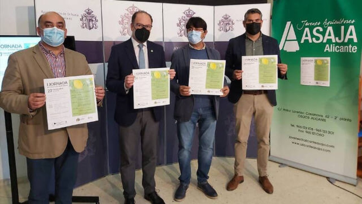 El alcalde de Orihuela, Emilio Bascuñana, junto a los representantes de ASAJA