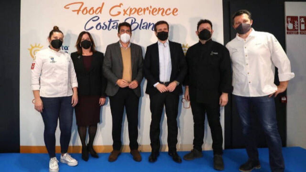 Carlos Mazón y Pablo Casado con los chefs que elaboraron la cena de Costa Blanca