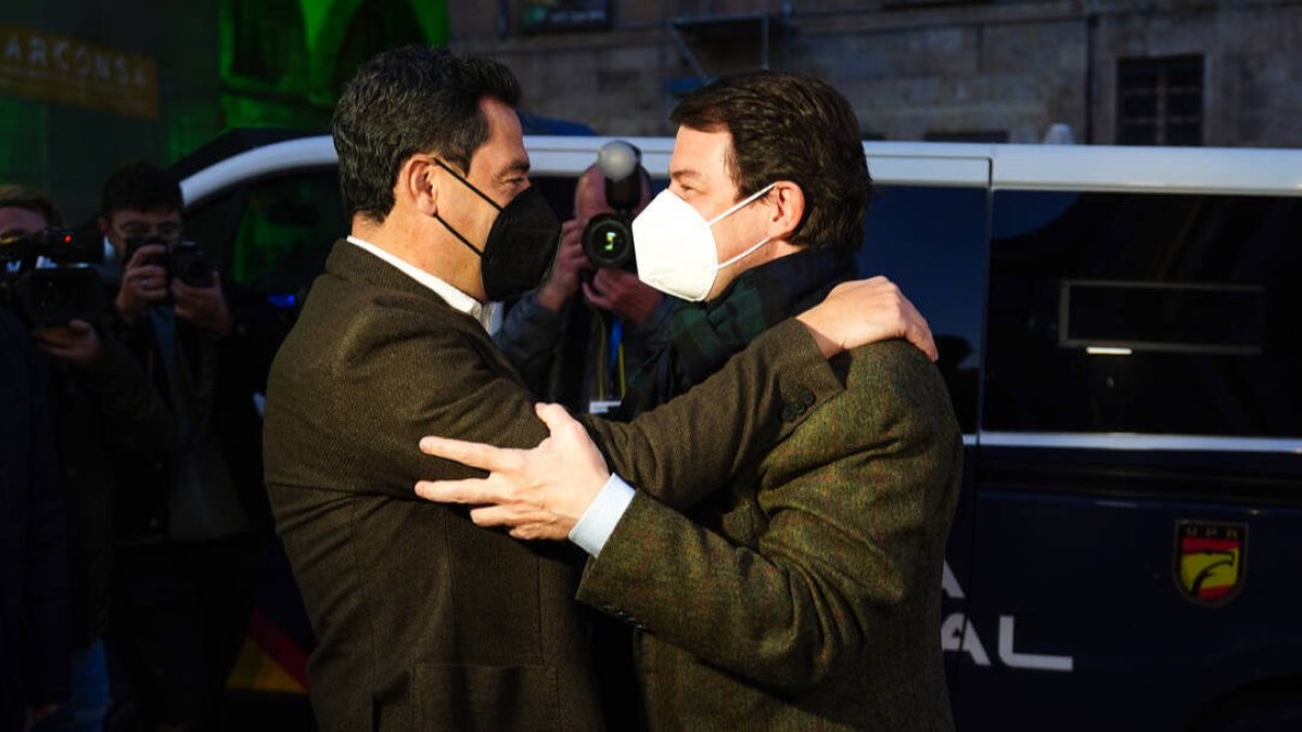 El presidente del PP-A y de la Junta, Juanma Moreno, con el de CyL, Alfonso Fernández Mañueco.
