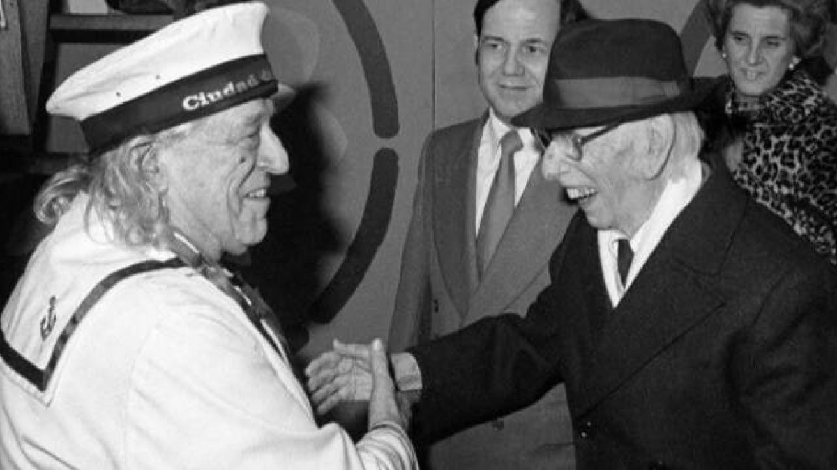 Fotografía de Rafael Alberti y José María Pemán en su encuentro durante el Carnaval de Cádiz de 1981