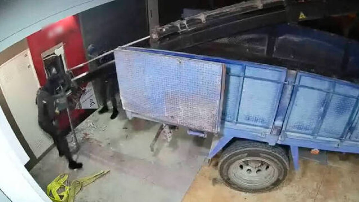 Los detenidos utilizaban un camión pluma para arrancar de cuajo los cajeros