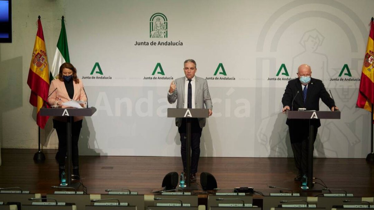 Rueda de prensa posterior al Consejo de Gobierno andaluz, con el portavoz y consejero de Presidencia, Elías Bendodo; el consejero de Salud, Jesús Aguirre; y la titular de Medio Ambiente, Carmen Crespo.