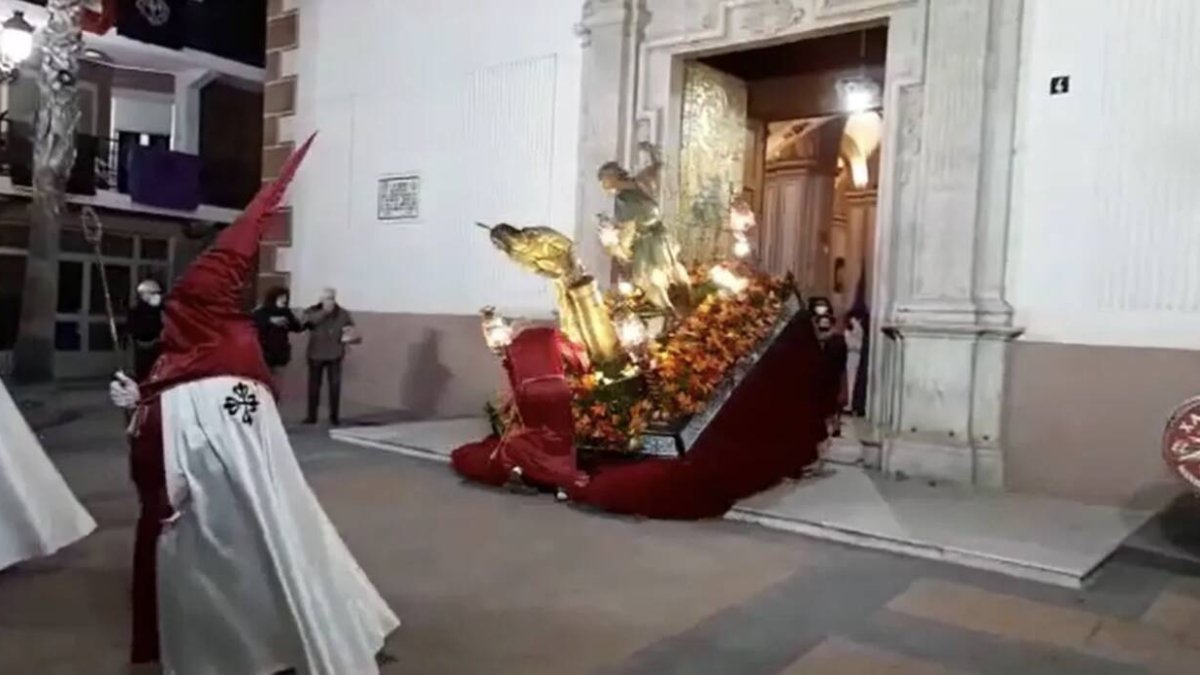 Imagen del paso de la Flagelación del Señor de Manises y su tropiezo
