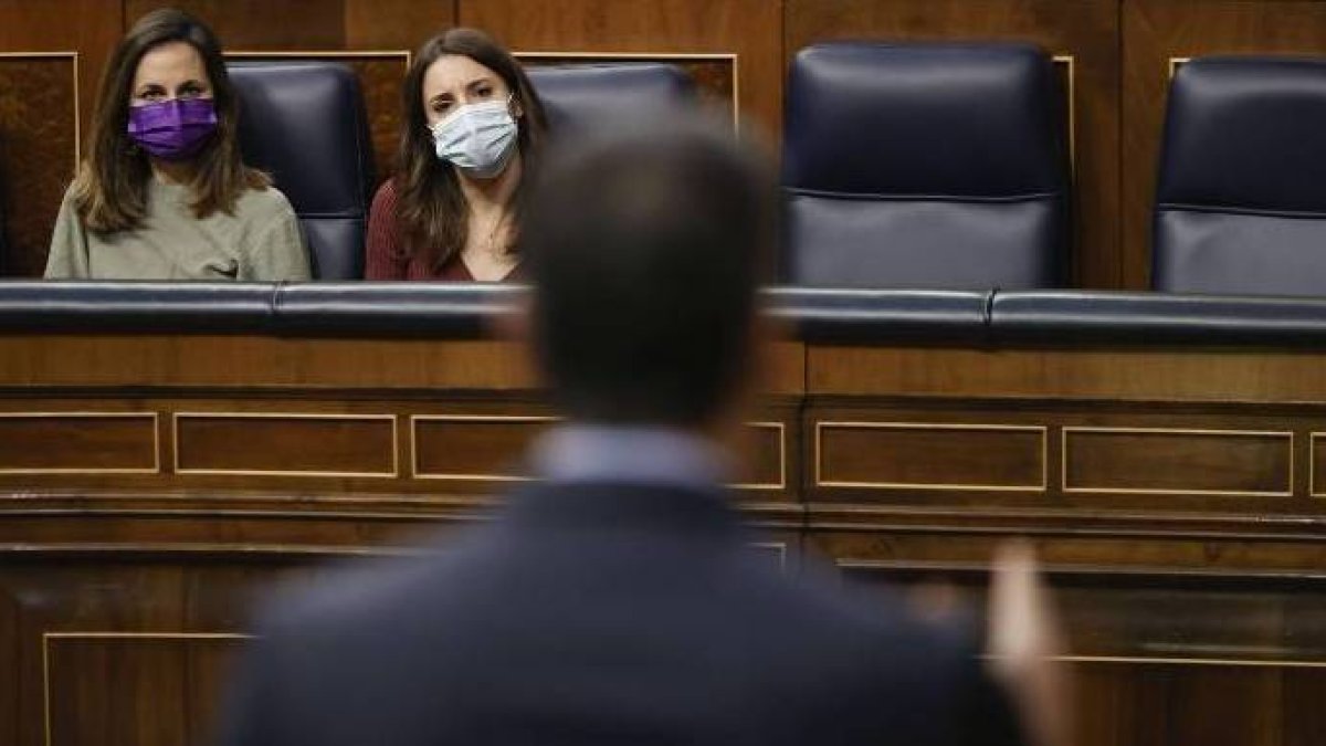 Belarra y Montero, solas en la bancada del Gobierno observan la intervención de Sánchez.