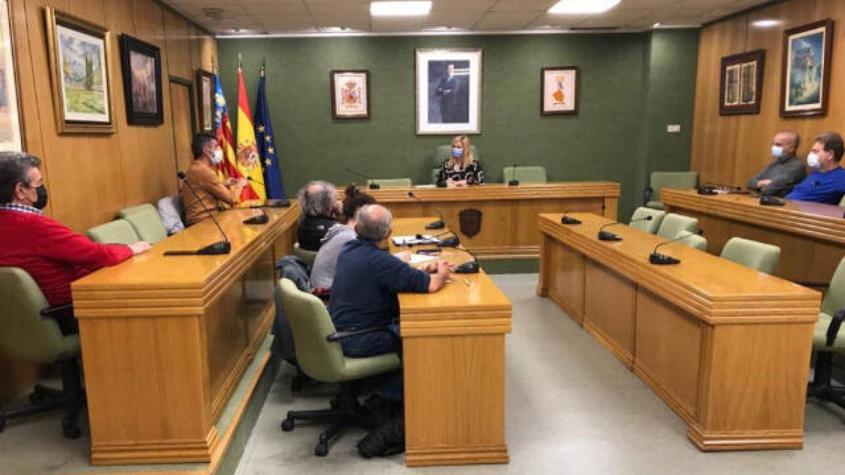 La alcaldesa de Petrer, Irene Navarro, se ha reunido con los montañeros