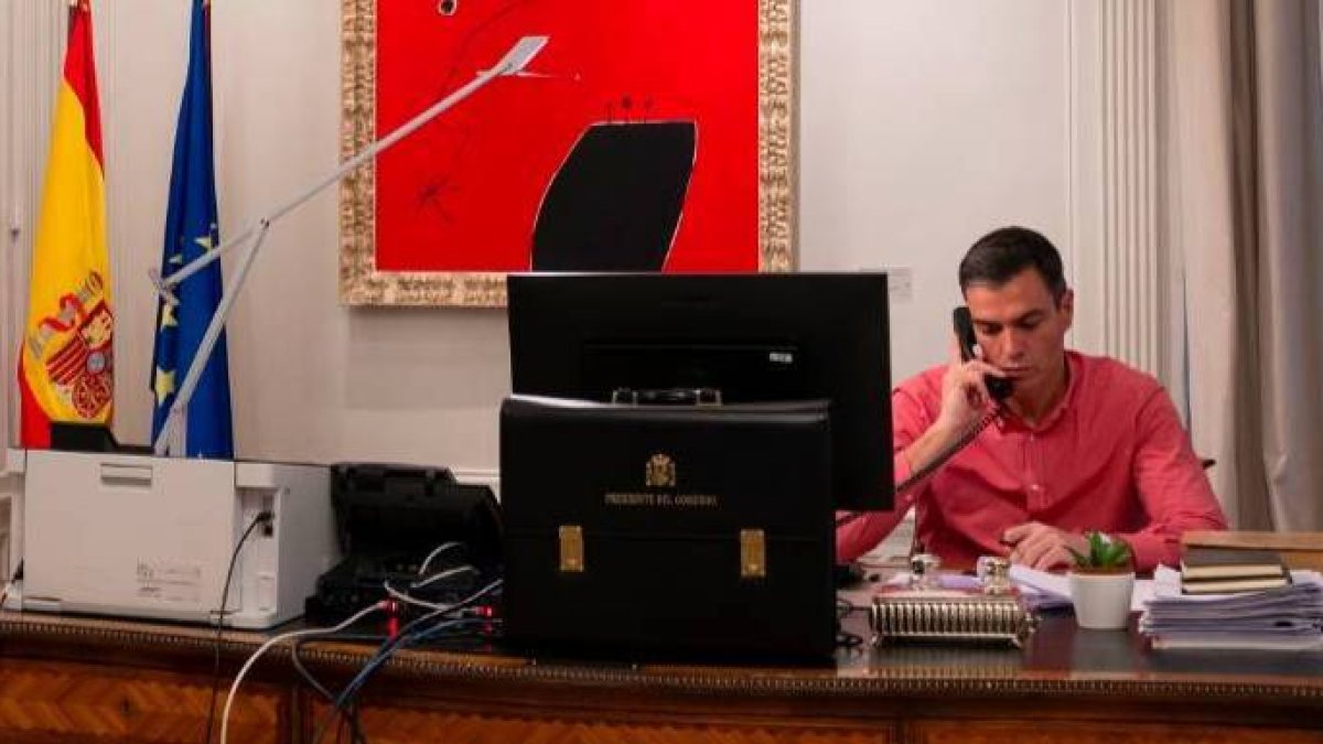 Sánchez, en su polémico posado desde Moncloa sobre la crisis de Ucrania.
