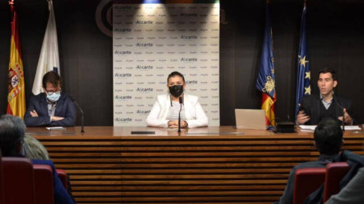 La vicealcaldesa de Alicante, Mari Carmen Sánchez, y el resonsable de Esatur, Luis María Pizana, han explicado el programa de actividades