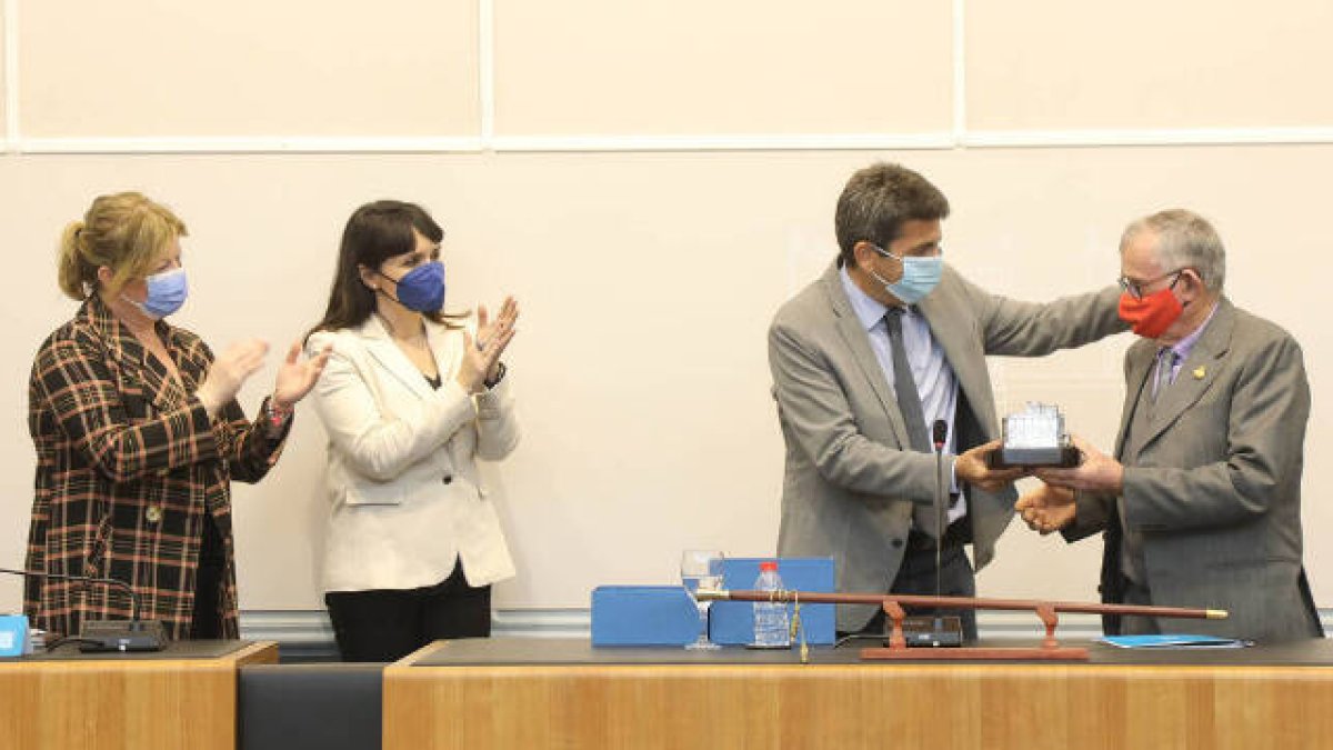 El presidente Carlos Mazón ha entregado el reconocimiento al Juez Privativo de Aguas de Orihuela, Pedro Mompeán