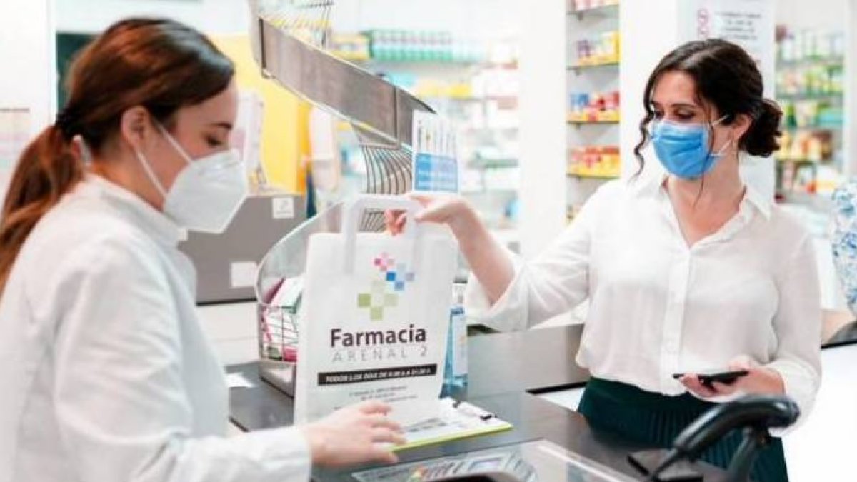 Isabel Díaz Ayuso en una farmacia.