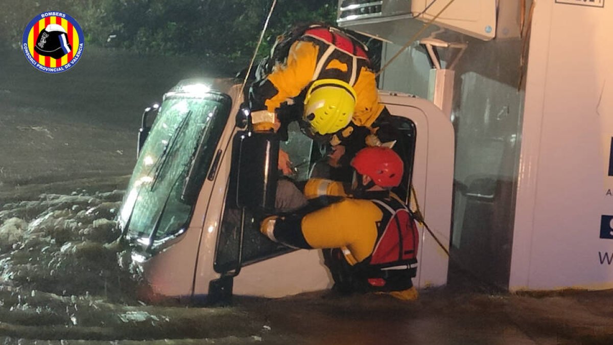 Imagen de los bomberos durante el rescate de un camionero en Quart de Poblet.