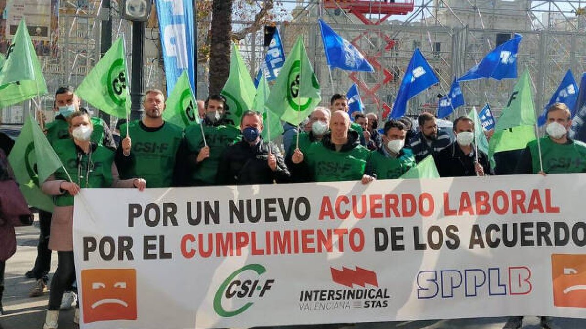 Policía Local, bomberos y funcionarios en guerra contra Ribó por incumplimientos