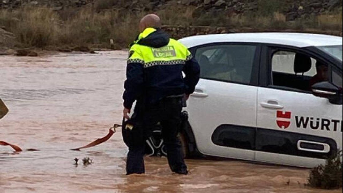 La Policía Local de Llíria ha cortado todas las ramblas del término municipal por el gran caudal de agua.