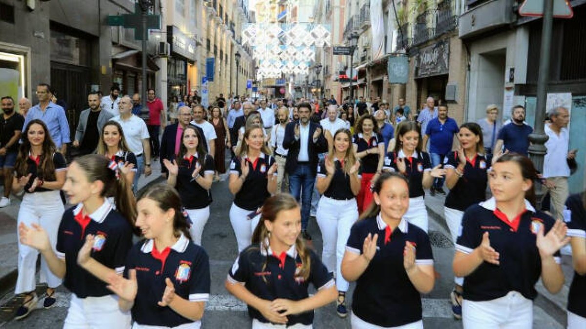 Alicante enciende el alumbrado de las 'Fogueres del reencuentro'
