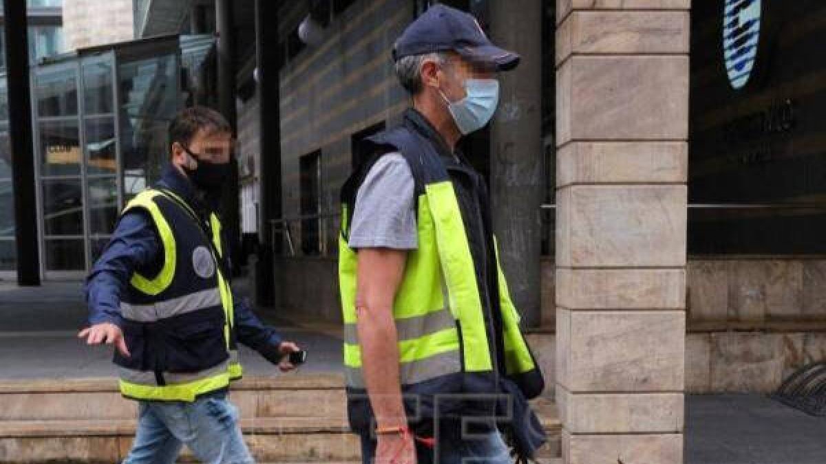 Especialistas del Tedax, en una imagen de 2021 en Oviedo por una falsa amenaza de bomba en el Centro Cívico.EFE/Paco Paredes/Archivo