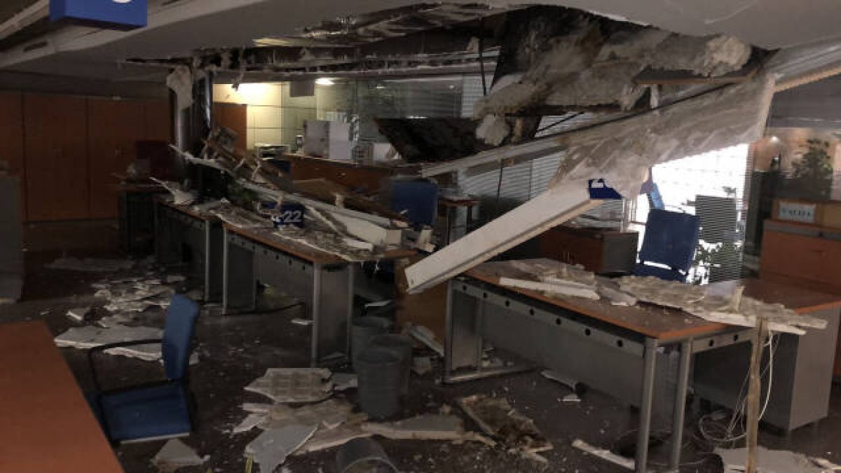 Cae el falto techo de una de las plantas del edificio ubicado en la calle Colón.