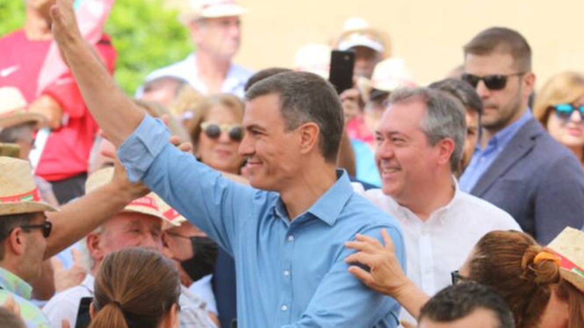El presidente del Gobierno, Pedro Sánchez, en un mitin con el secretario del PSOE-A, Juan Espadas.
