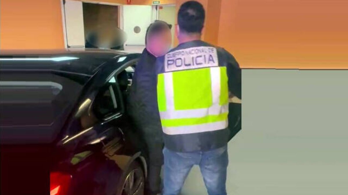 Los agentes han detenido en Torrevieja al presunto estafador