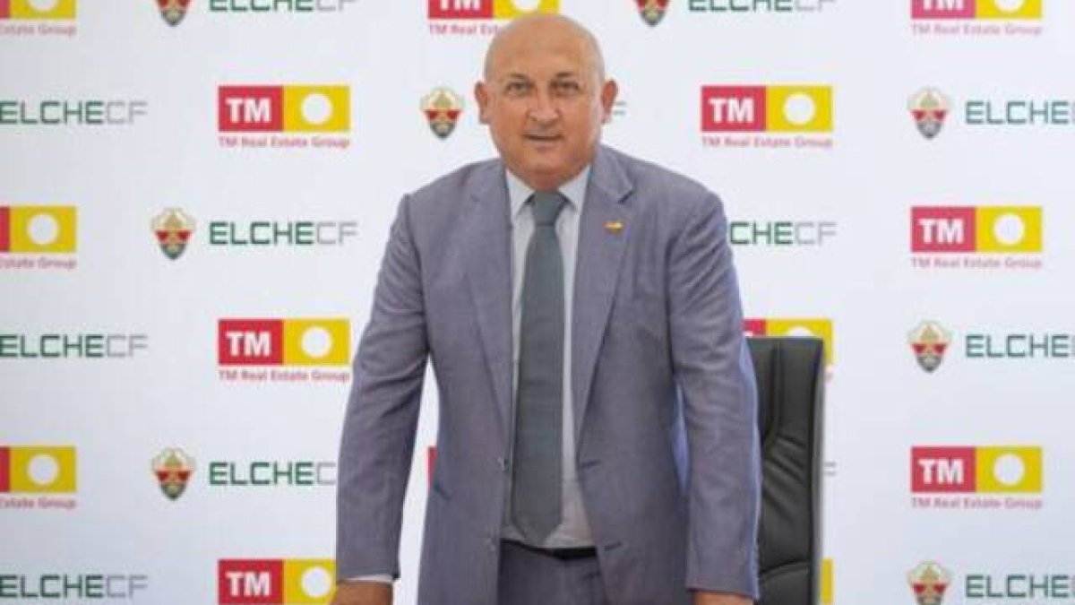 Pablo Serna, Director General de TM Grupo Inmobiliario, en la firma del patrocinio