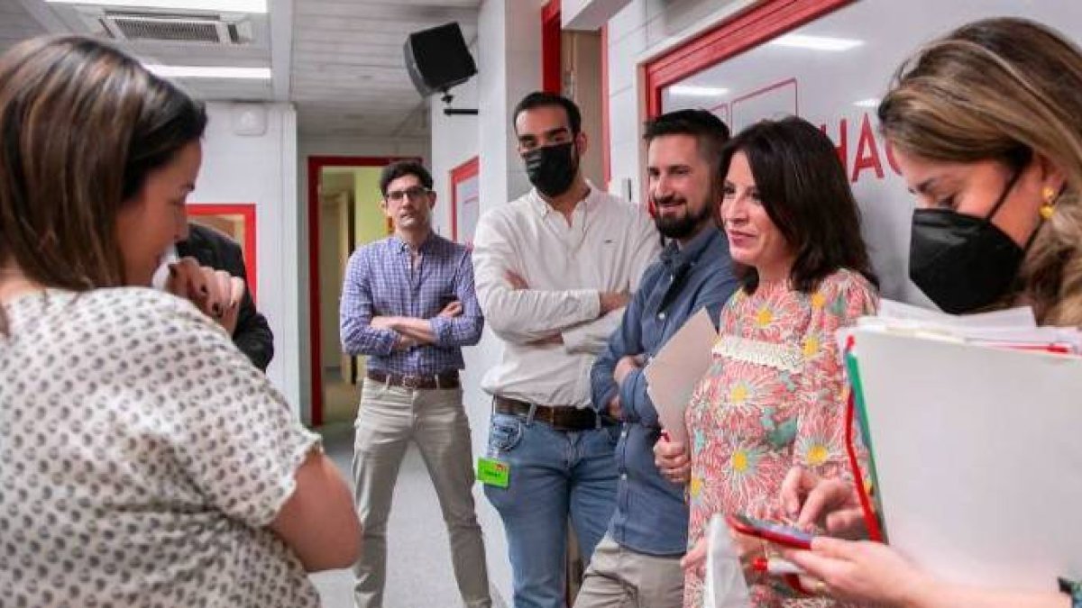 Adriana Lastra, este miércoles en Ferraz rodeada de periodistas.
