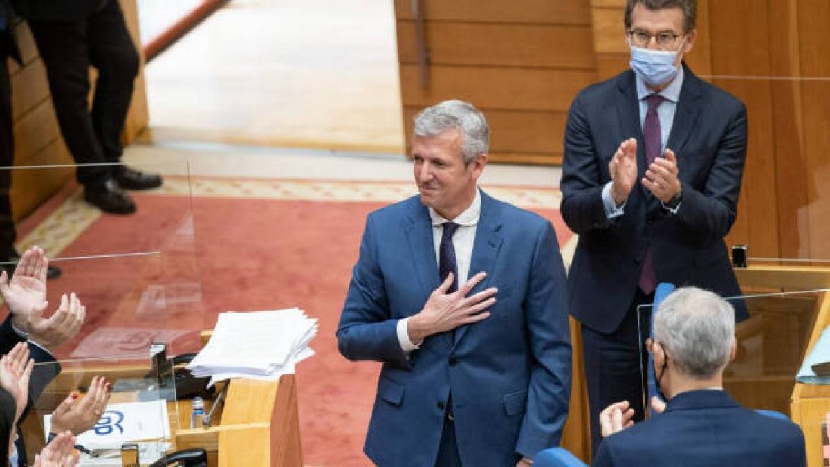 Alfonso Rueda, ante Feijóo, nuevo presidente de Galicia