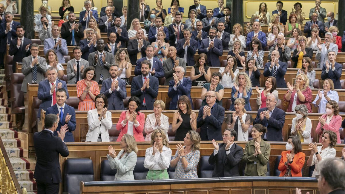 Parte la bancada del Gobierno aplaude a Sánchez en el último Debate de la Nación.