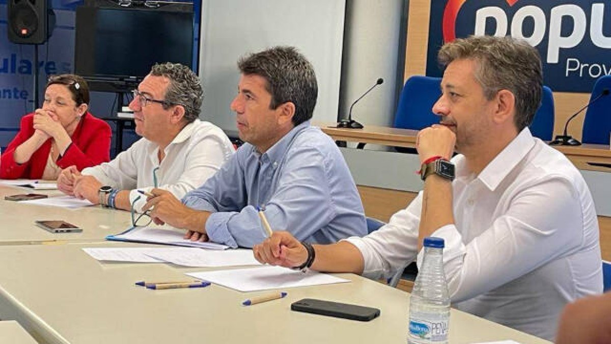 Mazón denuncia que “la incapacidad de Puig” genera un “infierno sanitario