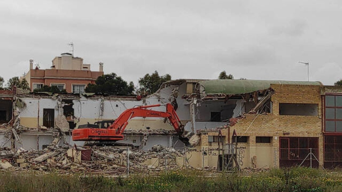Comienza el derribo del CEIP La Paz de Torrellano para dar paso al nuevo colegio