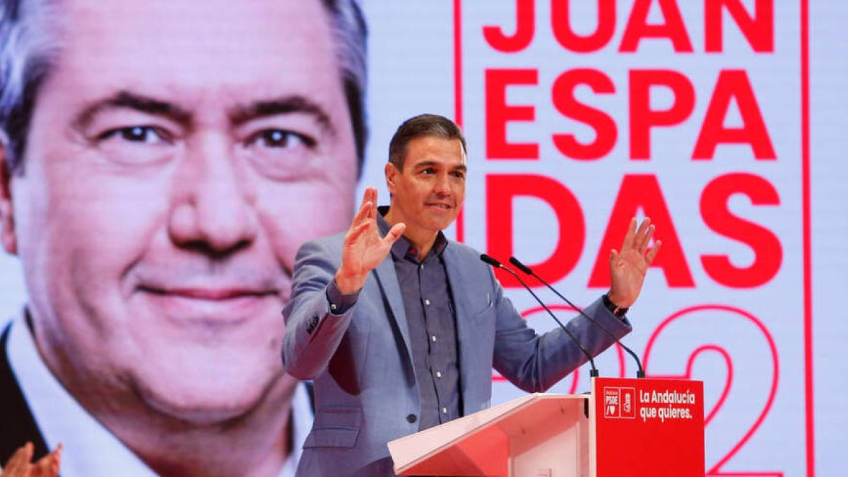 Pedro Sánchez en un mitin en Andalucía con el candidato del PSOE-A, Juan Espadas.