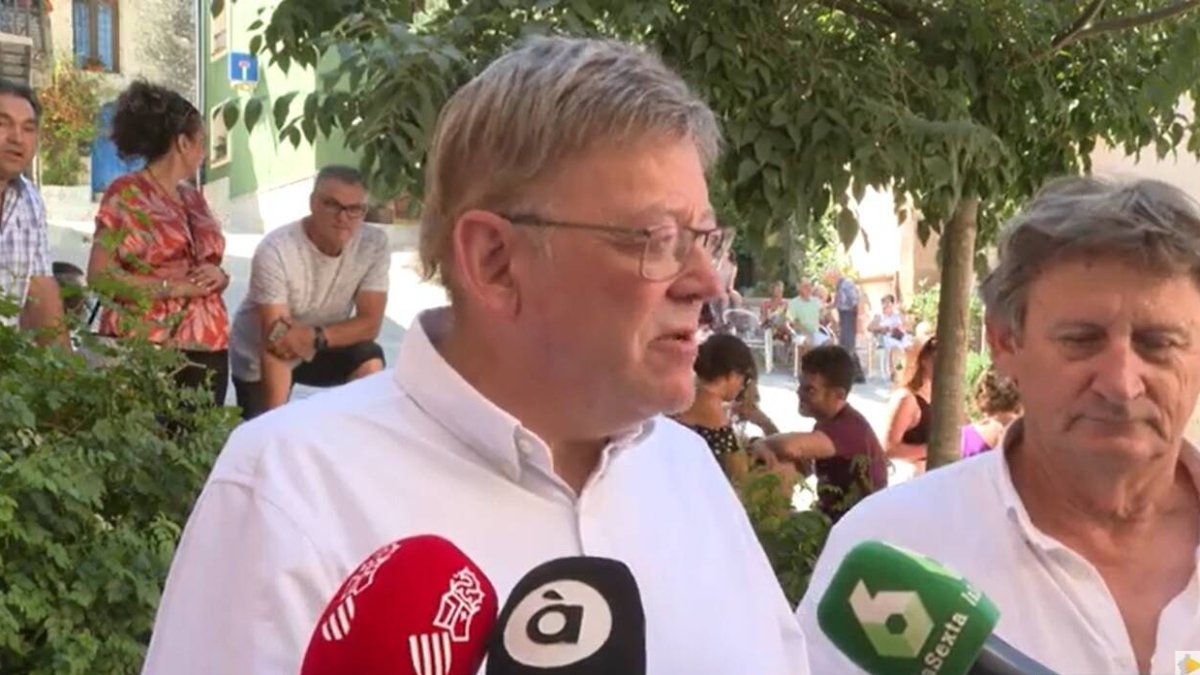 Ximo Puig junto a los alcaldes en La Vall d'Alcalà.