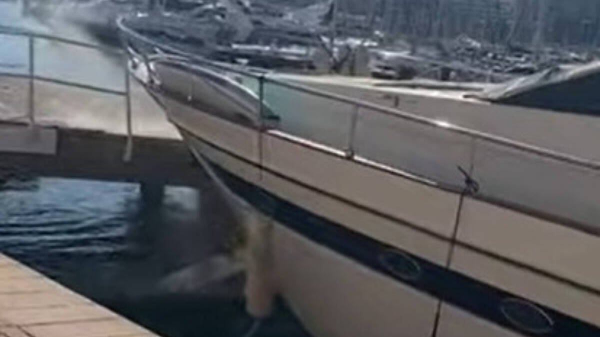 Un yate choca contra una pasarela en el PUerto de Alicante.