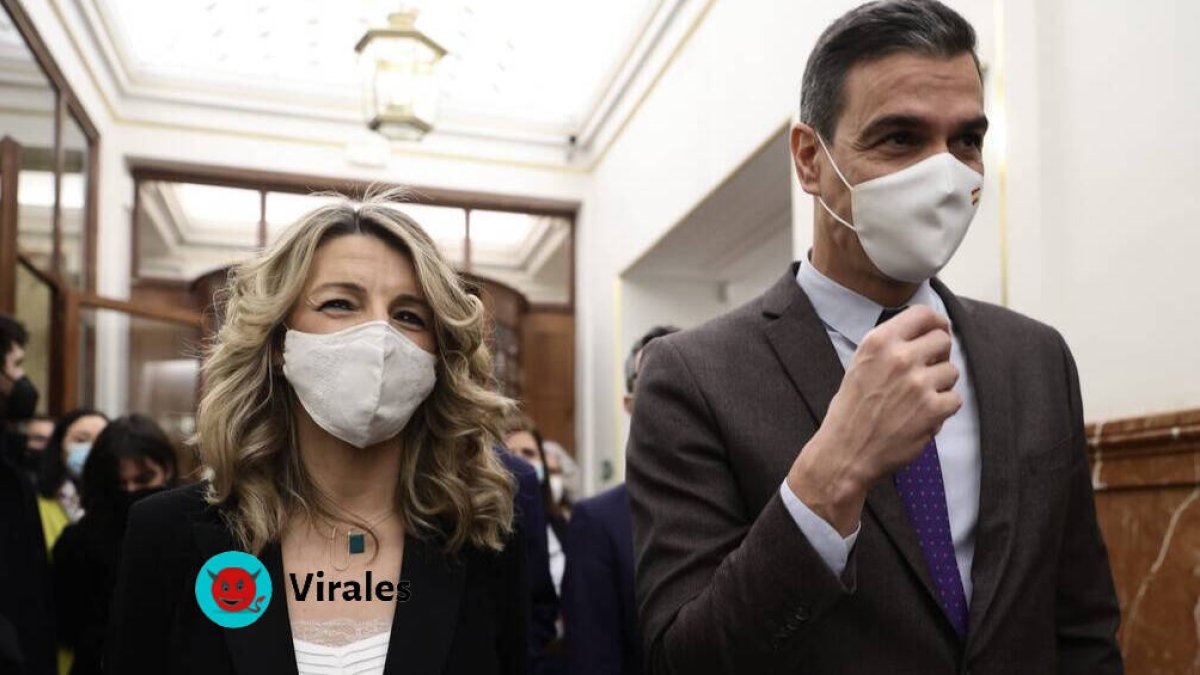 Pedro Sánchez y Yolanda Díaz en los pasillos del Congreso