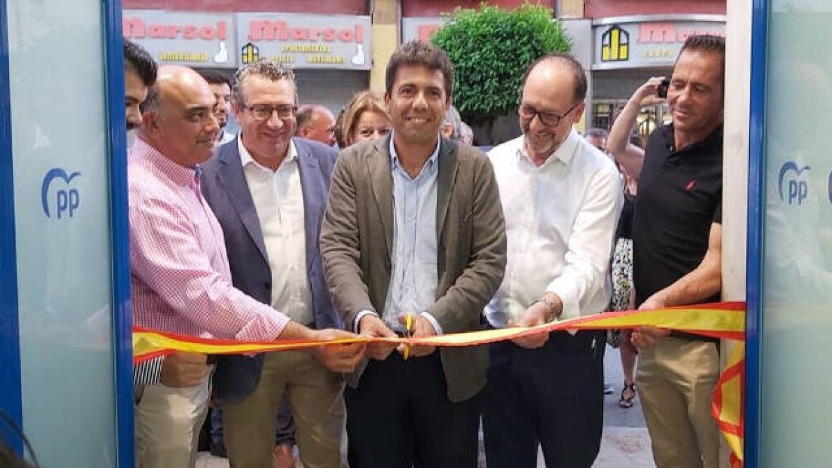 El presidente del PPCV durante la inauguración de la nueva sede del partido en Orihuela