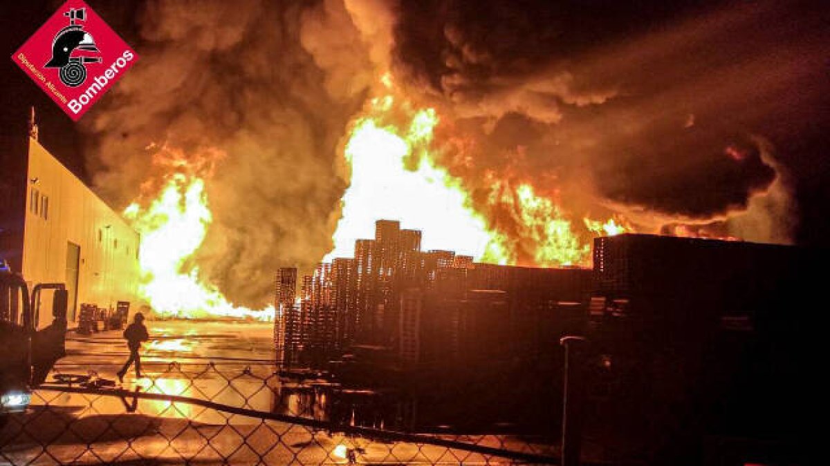 Aparatoso incendio en una fábrica de palets de madera