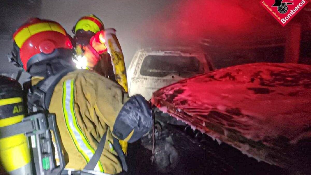 El incendio de una vivienda afecta a un coche y una moto con combustible