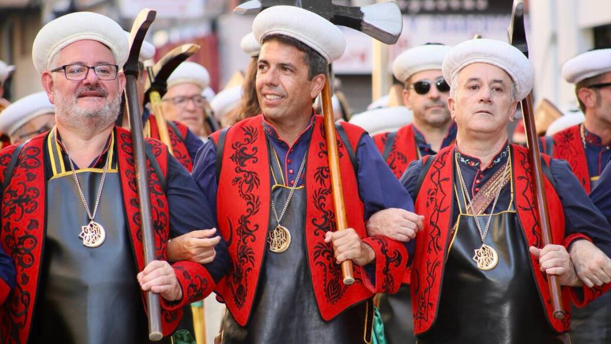 Mazón participa en la gran entrada de Moros y Cristianos de Villena