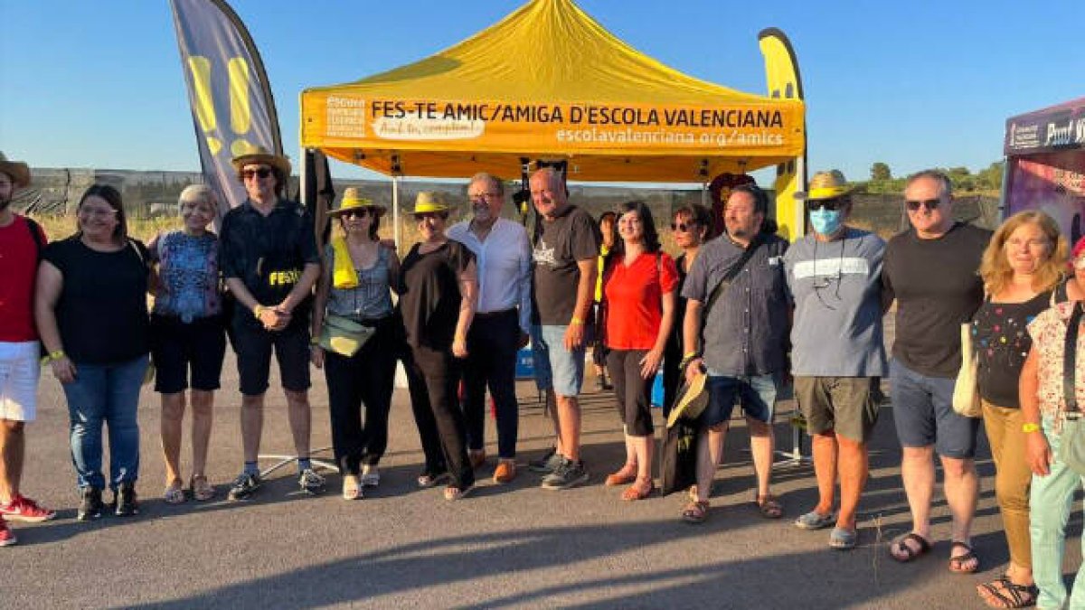 La consellera Raquel Tamarit con miembros de Escola durante el Feslloc