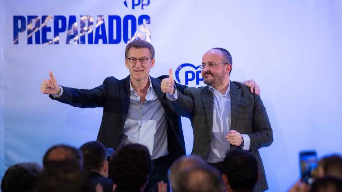 Feijóo, junto al presidente del PP catalán, Alejandro Fernández.