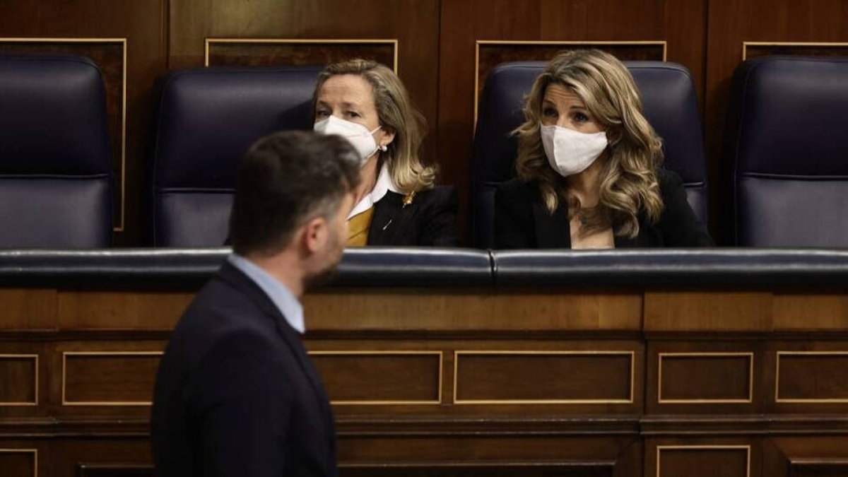 Gabriel Rufián pasa por delante de Yolanda Díaz y Nadia Calviño en el Congreso de los Diputados