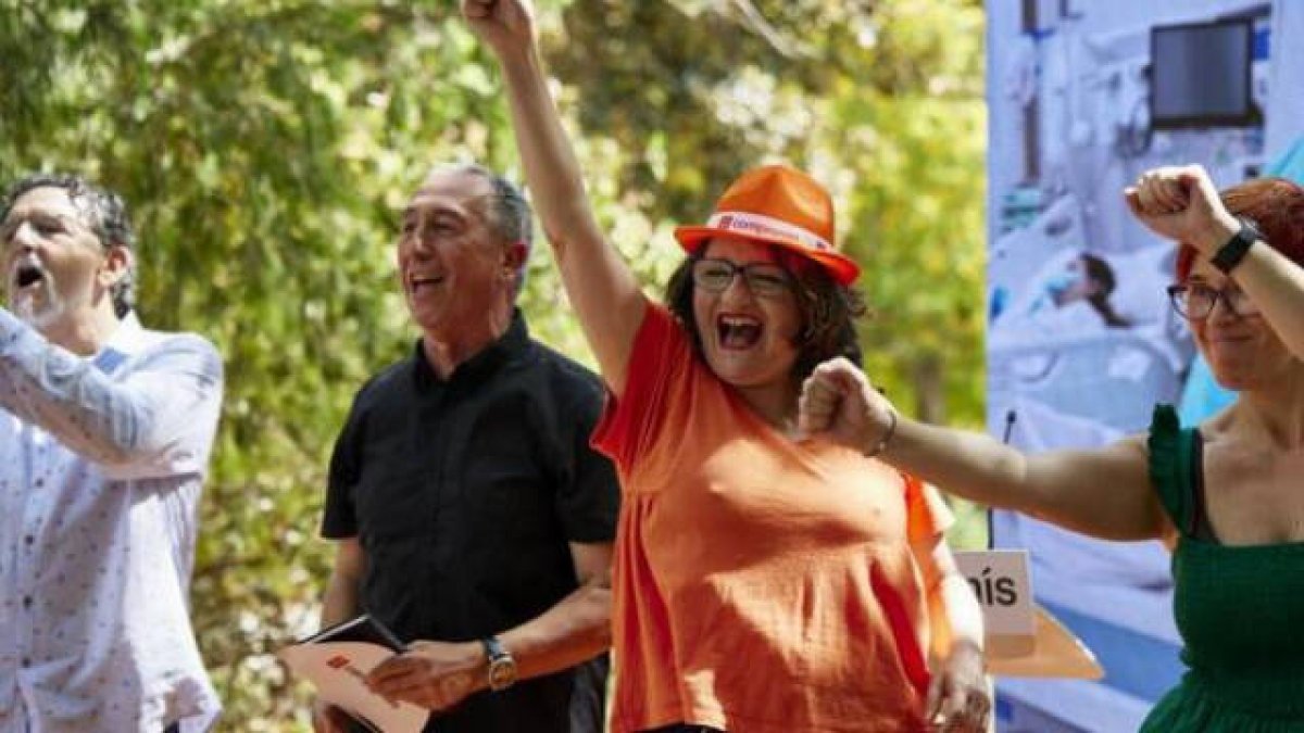 Joan Baldoví con Mónica Oltra en la polémica fiesta