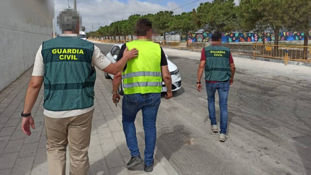 Homicidio imprudente:Arrastra a asaltante de su camión 3km colgado de retrovisor