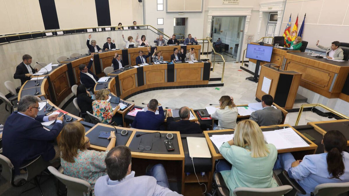 Mazón elimina impuestos a empresas alicantinas,Compromís y PSOE quieren subirlos