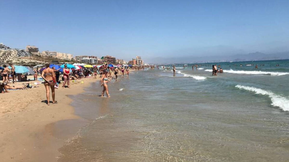 Reabre al baño la playa del Carabassí tras descartar aguas residuales