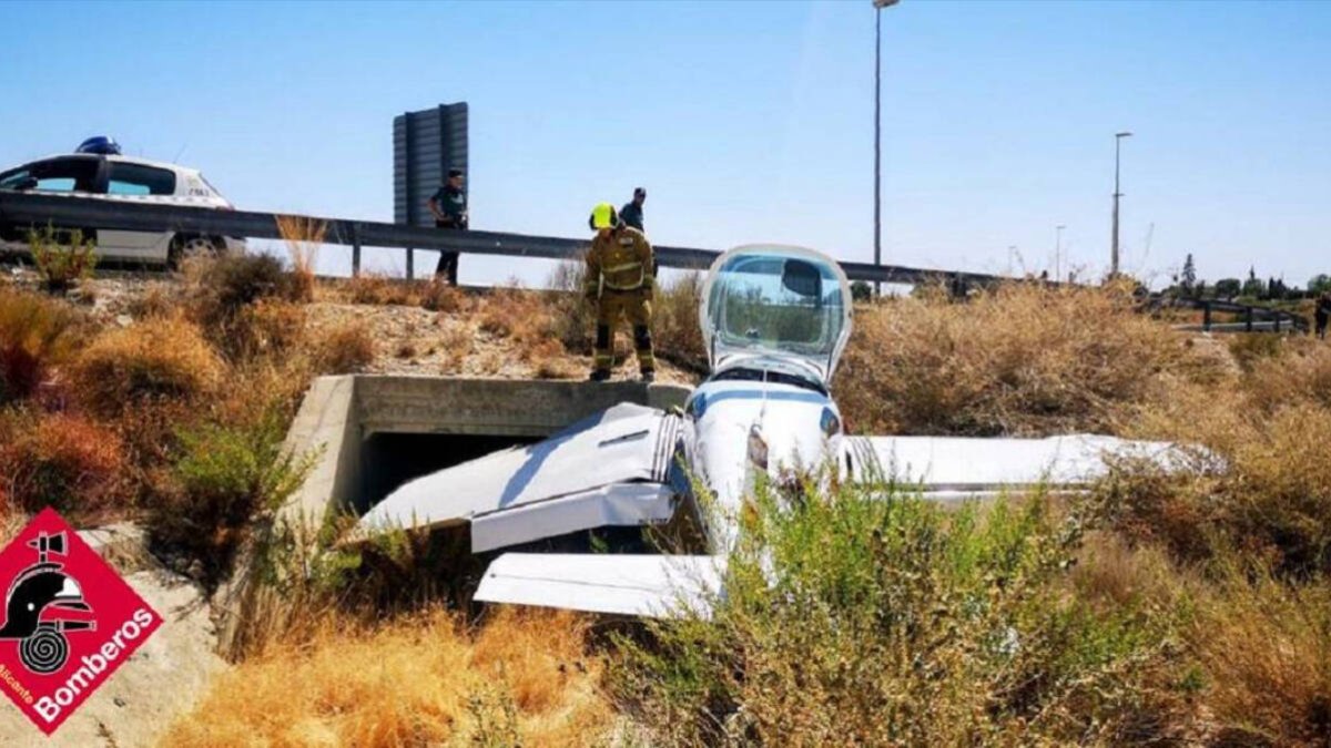 Dos heridos en el accidente de una pequeña avioneta junto a una carretera