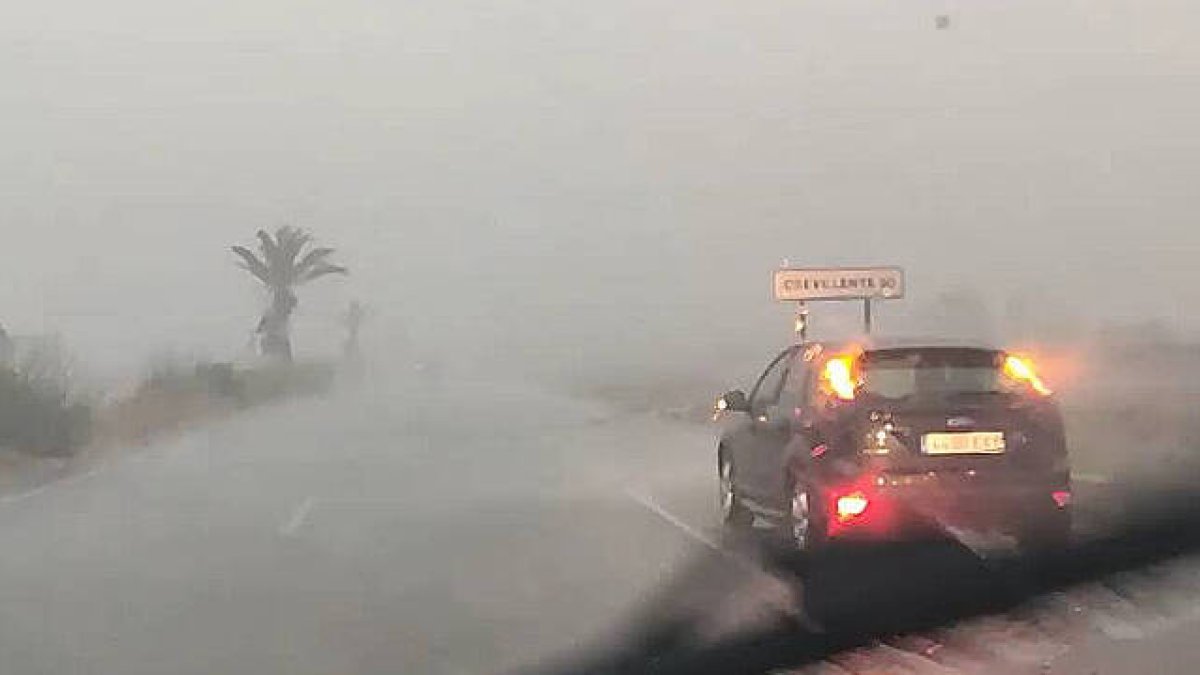 Impresionante tormenta de verano con descarga eléctrica, fuerte lluvia y granizo