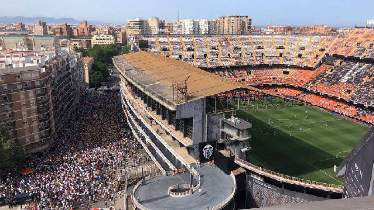 La Av de Suecia llena de valencianistas y Mestalla vacío
