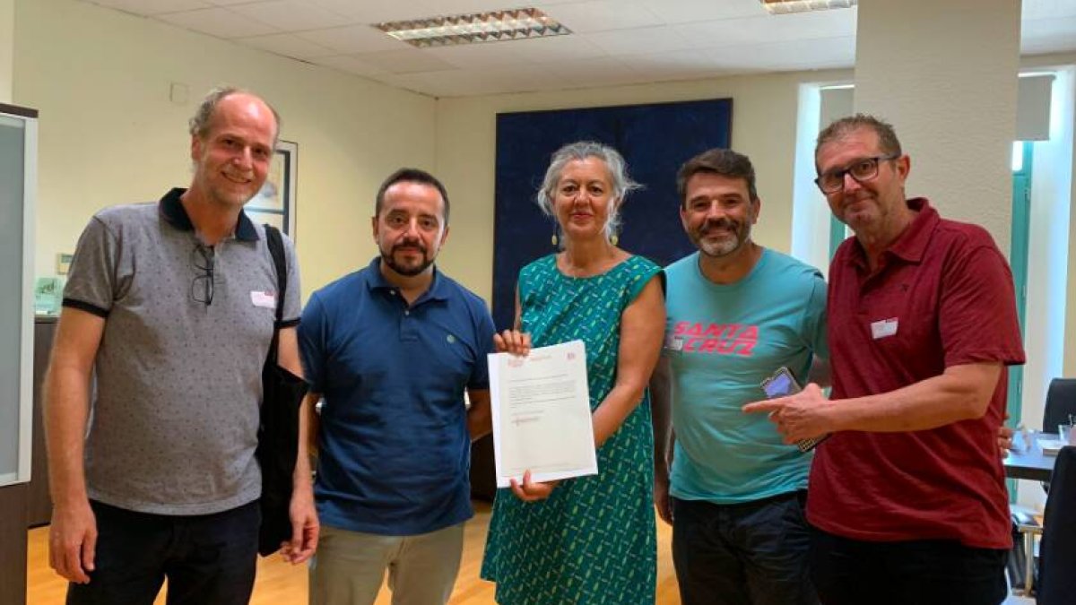 Miembros de la asociación en el momento en el que recogen el distintivo por ser los primeros en conseguir tal cifra - ACIMCOVA