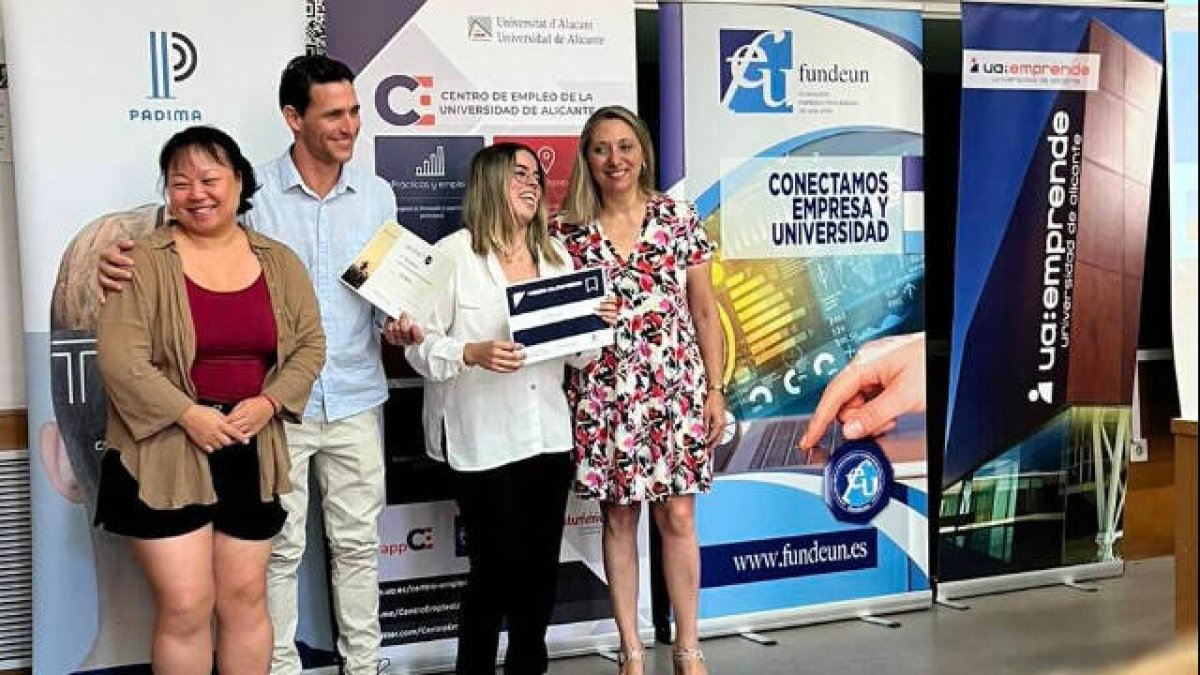 De izquierda a derecha, los emprendedores Lili Bing y Erik Muñoz, ambos estudiantes de doctorado de la UA; la ganadora de DOEACTUA 2022 Bárbara Rodríguez, promotora del proyecto RuTruck, y la vicerrectora de Transferencia, Innovación y Divulgación Científica Mª Jesús Pastor.