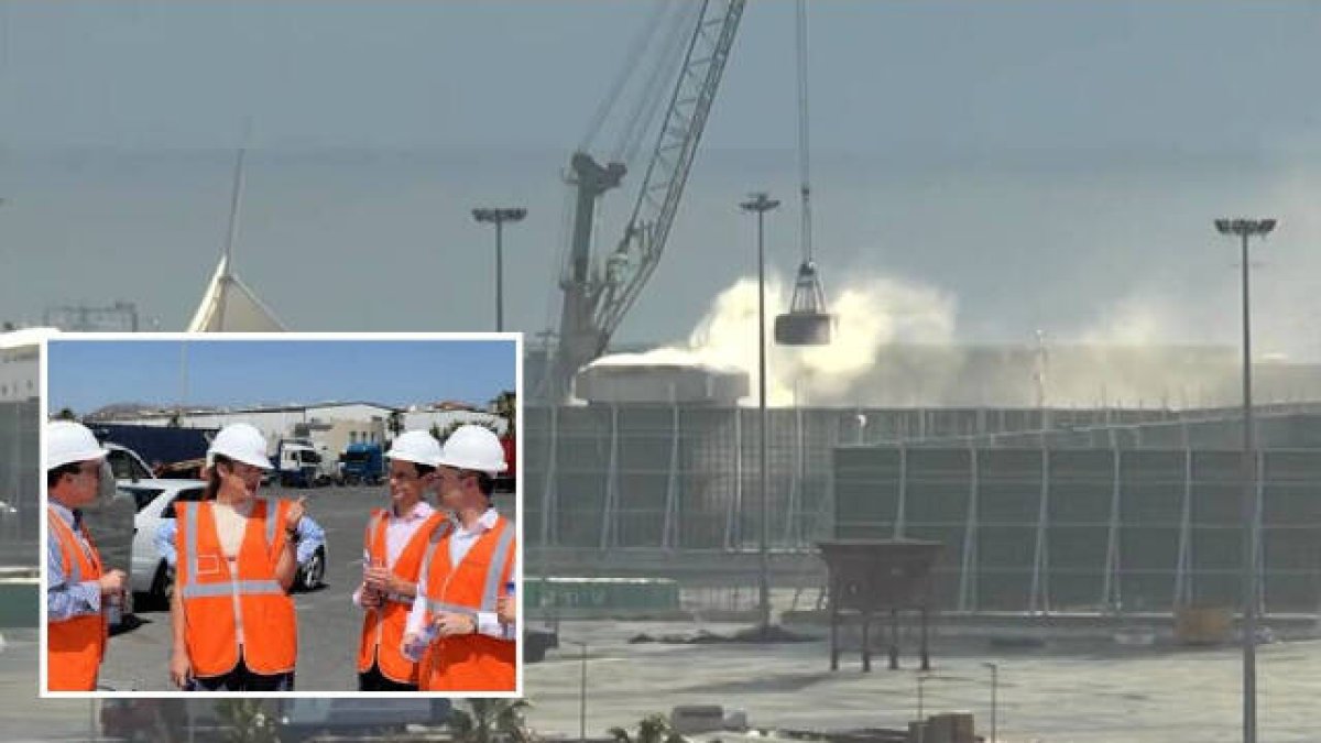 La consellera de Medio Ambiente, Mireia Mollá, y el presidente del Puerto, Julián López, han visitado la zona este lunes