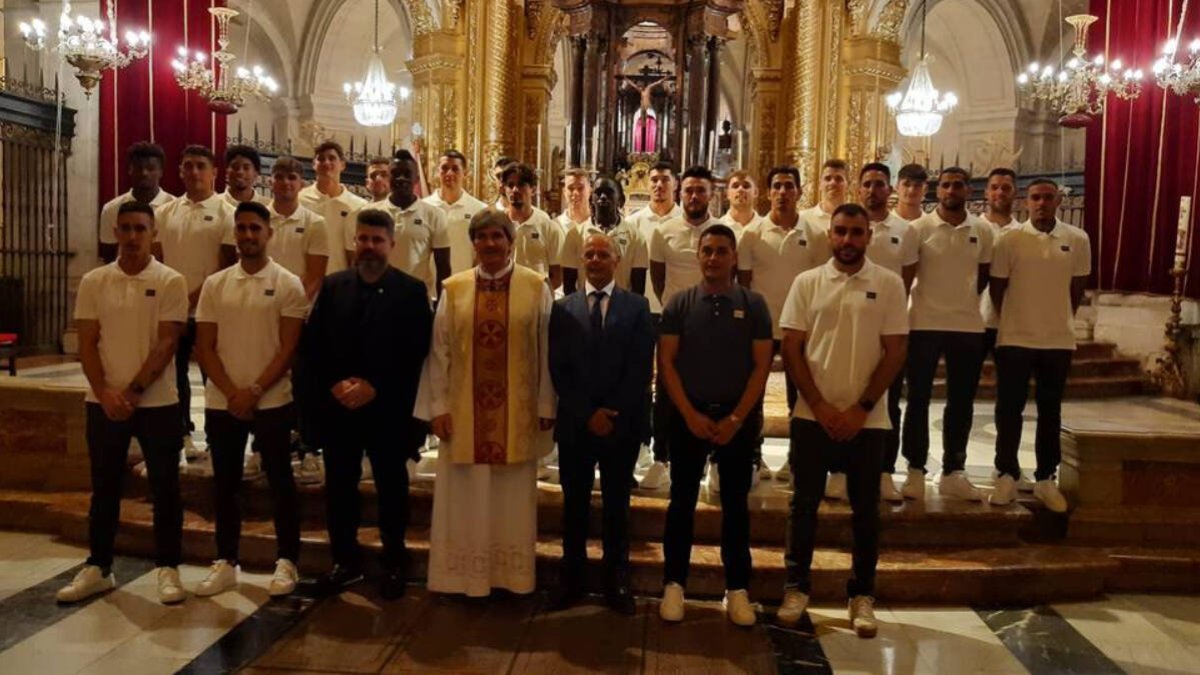 Ofrenda del Elche CF a la Patrona para pedir una temporada “de salud y éxitos